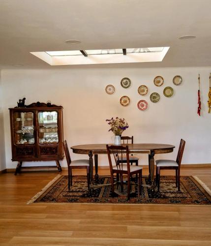 a dining room with a table and chairs at Casas Cor de Rosa in São Martinho das Moitas