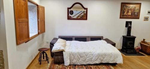 ein Schlafzimmer mit einem Bett mit einer weißen Bettdecke in der Unterkunft Casas Cor de Rosa in São Martinho das Moitas