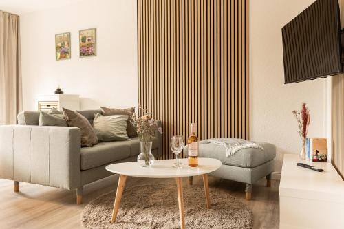 a living room with a couch and a table at HeideHygge 3 in Schneverdingen