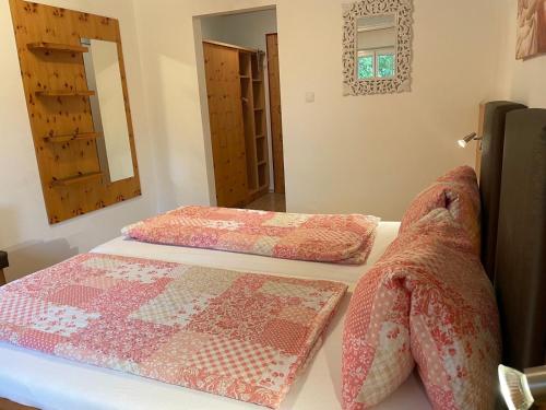 two twin beds in a room with a mirror at Gasthaus Schöberingerhof in Weyregg
