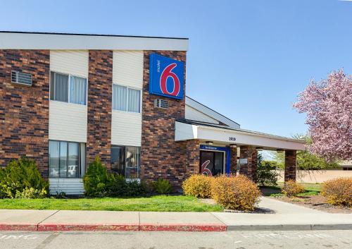 un bâtiment avec un panneau devant lui dans l'établissement Motel 6-Spokane, WA - East, à Spokane Valley