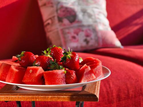 a plate of strawberries sitting on a table at Casa Rosy Sicilia in Brolo