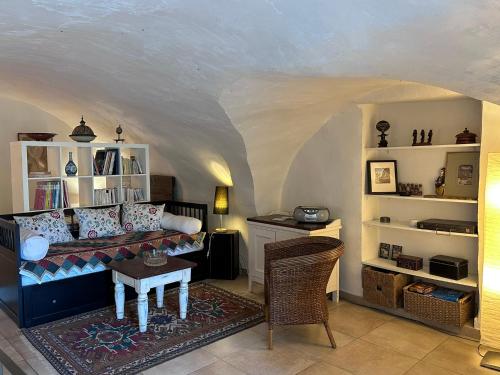 un salon avec un canapé et une table dans l'établissement Domaine Mont saint juan, à Aspremont