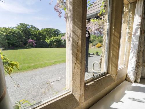an open window with a view of a yard at Plas Gwynfryn in Llanbedr