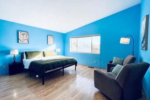 a bedroom with blue walls and a bed and a couch at Vallejo Beautiful 4br Home wt Mountain View Napa in Vallejo