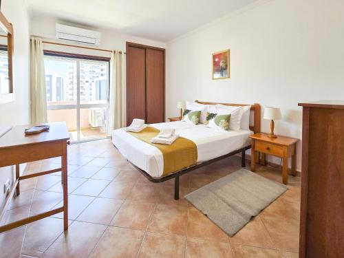Postel nebo postele na pokoji v ubytování Apartment Praia Rocha Ochre Haven