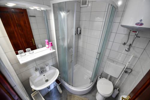 Bilik mandi di Apartments Bramado