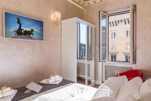 a bedroom with a bed and a window at Piazza Venezia appartamento con vista in Rome