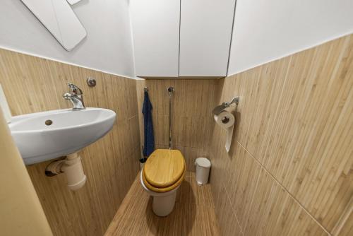 Bilik mandi di Underground apartment in the heart of the Bratislava