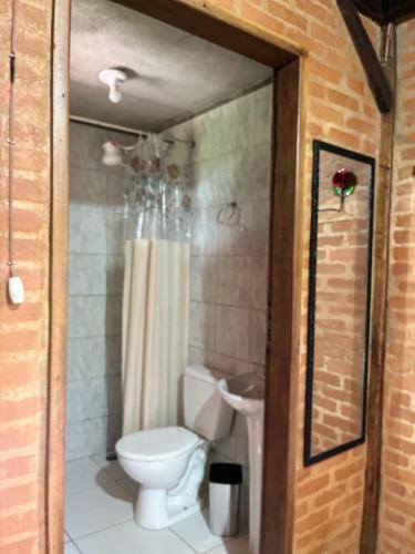 a bathroom with a toilet and a shower at Chale Nha Chica in Alagoa