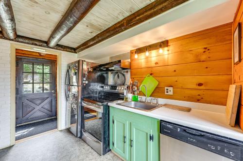 Dapur atau dapur kecil di 2 Mi to Lake Willoughby Peaceful Log Cabin!