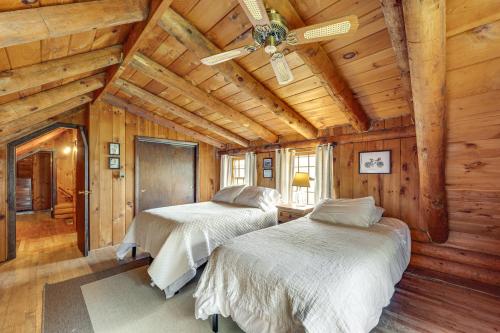 Katil atau katil-katil dalam bilik di 2 Mi to Lake Willoughby Peaceful Log Cabin!