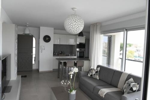 un salon et une cuisine avec un canapé et une table dans l'établissement Magnifique T3 Port Fréjus 2, à Fréjus