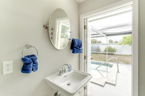Ένα μπάνιο στο Peaceful Family Home with Patio in North Port!