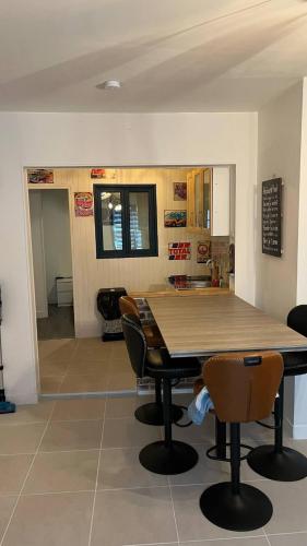 une salle à manger avec une table et des chaises en bois dans l'établissement Joli F1 plein centre de la ville royale d EU, à Eu