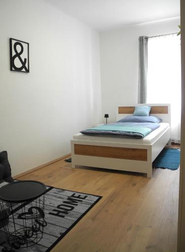 a bedroom with a bed and a table and chairs at Ferienhaus AUSZEIT im Grünen in Deutsch Goritz