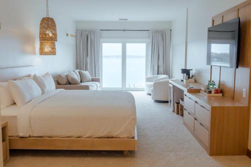 Una cama o camas en una habitación de The Shoreline Hotel