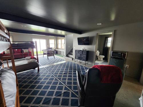 une chambre avec un lit et un salon dans l'établissement Stunning views of Lake Champlain, à Willsboro