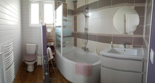 une salle de bain avec une baignoire, un lavabo et des toilettes dans l'établissement La Maison de Valérie, à La Flèche