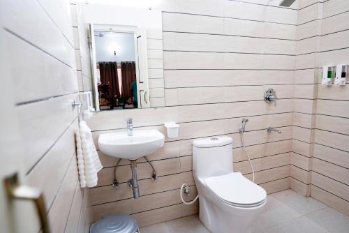 a bathroom with a toilet and a sink at Shree Krishna Bhakti Ashram in Vrindāvan