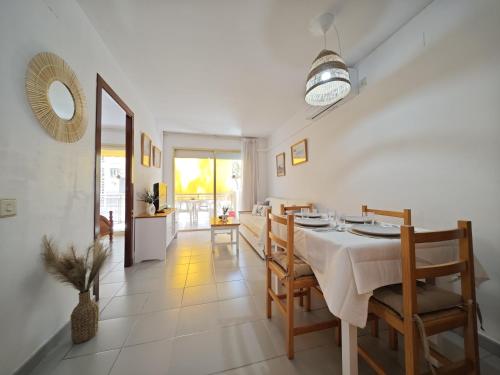 Reina Apartment 150m to Beach with Pool and Balcony near to PortAventura