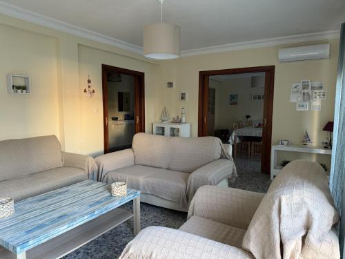 a living room with two couches and a table at Magnífico piso céntrico in Isla Cristina
