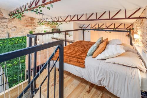 a bedroom with a bed on a balcony at Le loft de la Casa Cota-Balnéo XXL in Rivesaltes