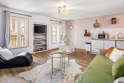 un salon avec un canapé et une table dans l'établissement Le loft de la Casa Cota-Balnéo XXL, à Rivesaltes