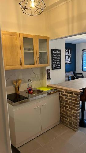 ウーにあるJoli F1 plein centre de la ville royale d EUのシンクとカウンタートップのあるキッチン