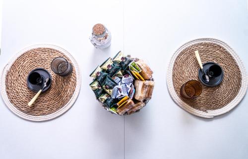 two baskets of food and two cups of wine at Casa Gemelli a pochi passi da spiaggia Su Giudeu Chia in Chia