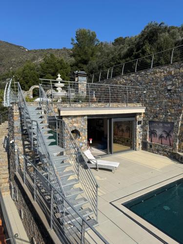 a patio with stairs next to a building with a pool at Villalino Tre Palme, Pool, 2 Schlafzimmer, 2 Bäder, Pool, Terrasse, Outdoor Fitness in Alassio