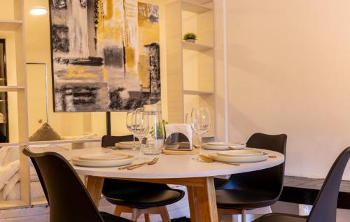 a dining room with a table with chairs and a painting at Best location in Mexico City Cozy Master Suite in Mexico City