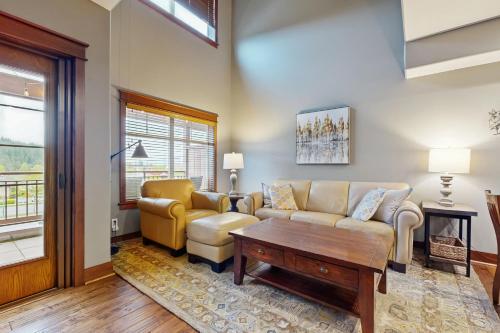una sala de estar con un sofá y una mesa en Fabulous Riverstone Retreat, en Coeur d'Alene