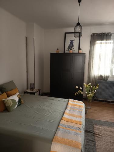 - une chambre avec un grand lit et une armoire noire dans l'établissement ARLES a 2 pas des rencontres de la PHOTOGRAPHIE ,Appartement refait completement a neuf , pour 4 personnes, à Arles