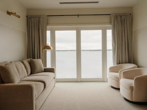 Un lugar para sentarse en The Shoreline Hotel