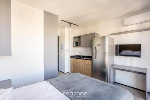 Studio com varanda e a 290m do metrô - OLN1702にあるキッチンまたは簡易キッチン