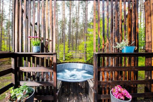 Domek lubiana180 SCANDI wśród drzew JACUZZI SAUNA KOMiNEK i TARAS na dachu jezioro Kaszuby Pieski tylko do 10kg za dodatkową opłatą
