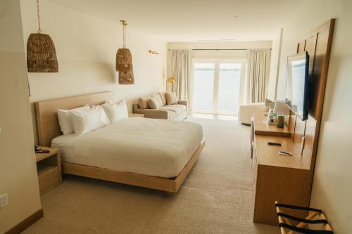 Una cama o camas en una habitación de The Shoreline Hotel