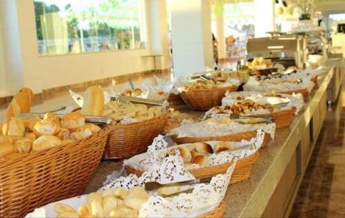 卡达斯诺瓦斯diRoma Lacqua - O melhor para seu descanso e Lazer的包括面包和糕点篮的自助餐