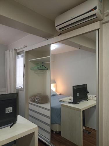 a bedroom with a bunk bed and a mirror at S4 Hotel SUÍTE 1120 in Brasília