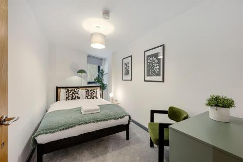 a bedroom with a bed and a desk in it at Baltic Apt II - City Centre with Parking, Sleeps 6 in Liverpool