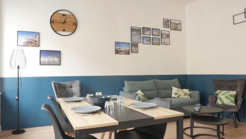 une salle à manger avec une table et un canapé dans l'établissement Oparadi 