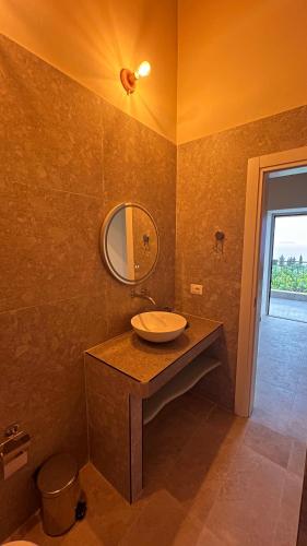 Vannas istaba naktsmītnē Laboda Rooms