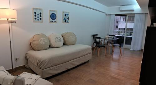 La PorteñaRecoleta, departamento de lujo a estrenar的带沙发和桌子的客厅