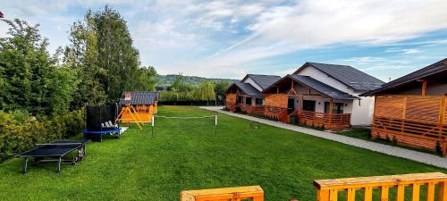una imagen de un patio con un parque infantil en Casa Vis Bran, en Bran