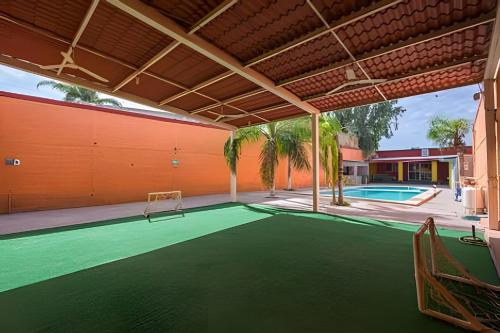 an indoor tennis court in a house with a pool at Hermosa Casa con Alberca 1 Habitación in Ciudad Lerdo