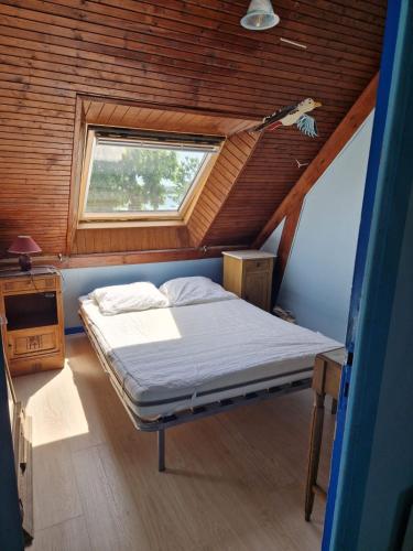 Postel nebo postele na pokoji v ubytování Charmante maison de pêcheur bretonne vue sur mer