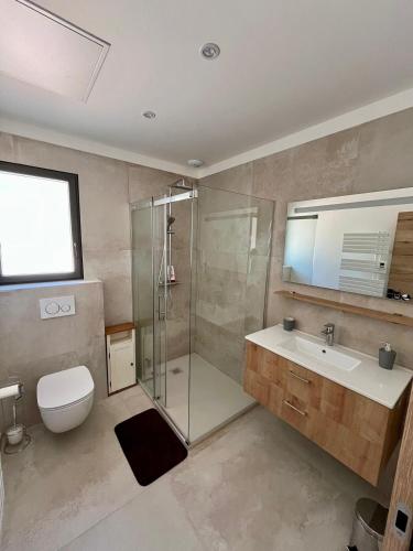 une salle de bain avec une douche, des toilettes et un lavabo dans l'établissement Appartement au calme, à Six-Fours-les-Plages