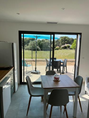 une cuisine et une salle à manger avec une table et des chaises dans l'établissement Appartement au calme, à Six-Fours-les-Plages