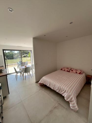 une chambre avec un lit et une table avec des chaises dans l'établissement Appartement au calme, à Six-Fours-les-Plages